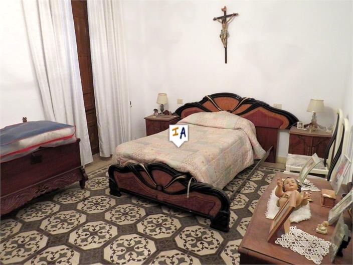 Image No.17-4 Bed House for sale