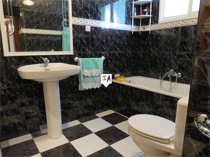 Image No.8-3 Bed House for sale