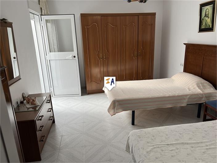 Image No.12-5 Bed House for sale