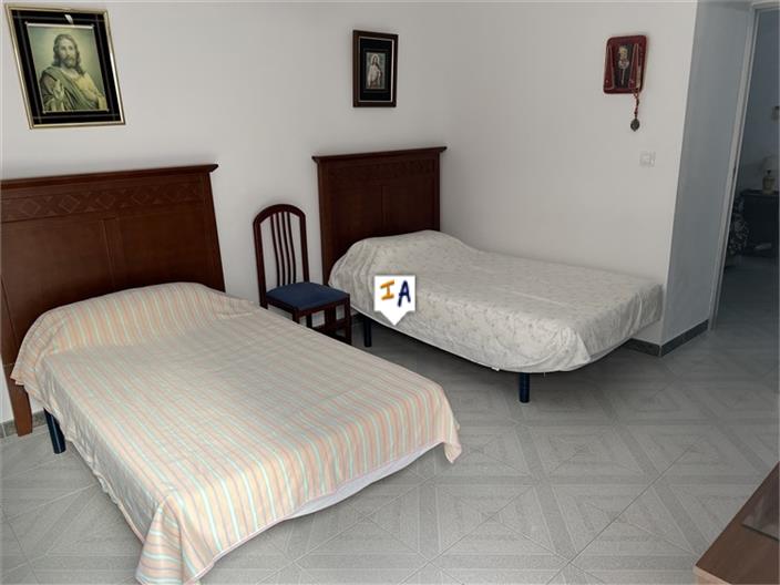Image No.8-5 Bed House for sale