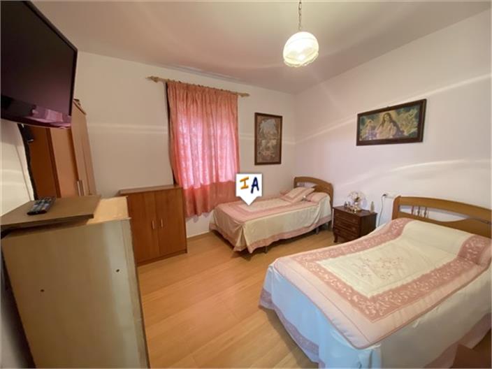 Image No.8-4 Bed House for sale