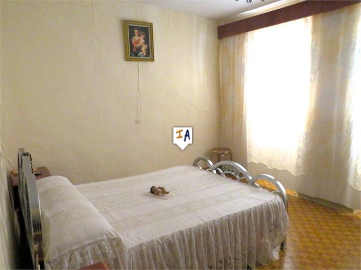 Image No.8-5 Bed House for sale