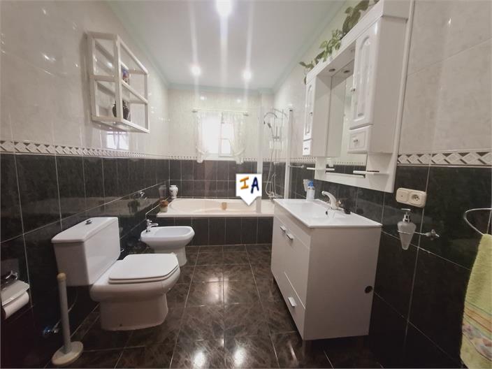 Image No.14-4 Bed House for sale