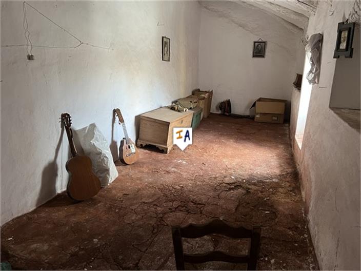 Image No.8-5 Bed House for sale