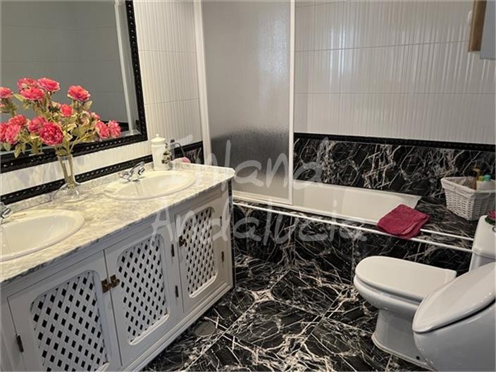 Image No.9-5 Bed House for sale