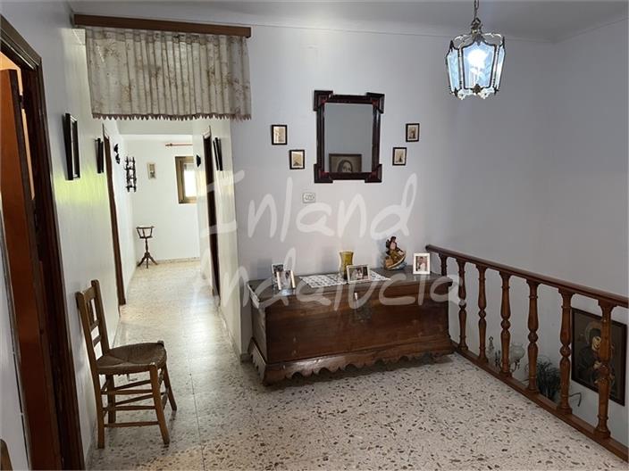 Image No.8-6 Bed House for sale