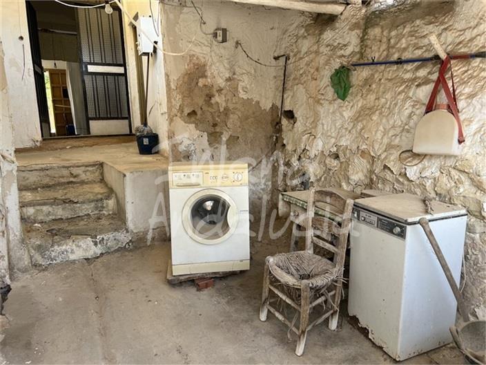 Image No.17-4 Bed House for sale