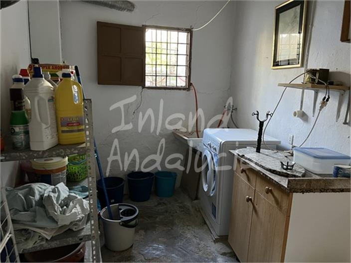 Image No.8-5 Bed House for sale