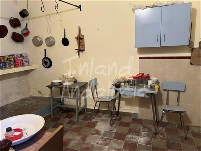 Image No.8-6 Bed House for sale