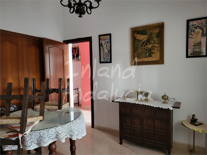 Image No.8-5 Bed House for sale