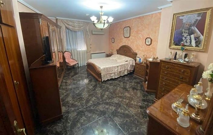 Image No.21-3 Bed Commercial for sale