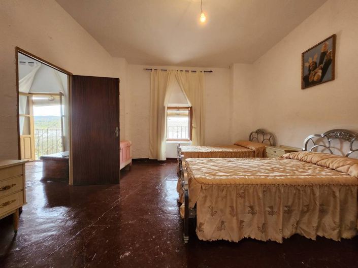 Image No.12-4 Bed Townhouse for sale