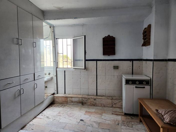 Image No.14-6 Bed Townhouse for sale