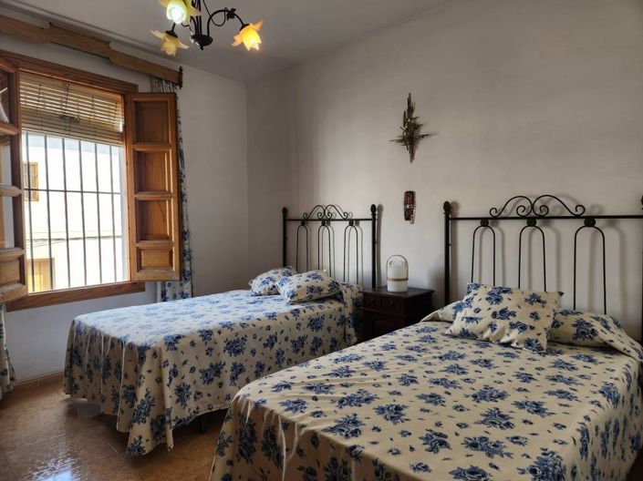 Image No.17-5 Bed Townhouse for sale