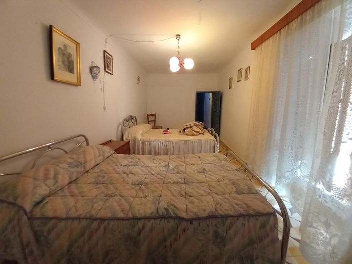 Image No.26-5 Bed Townhouse for sale