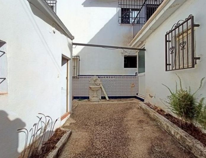 Image No.18-4 Bed Townhouse for sale