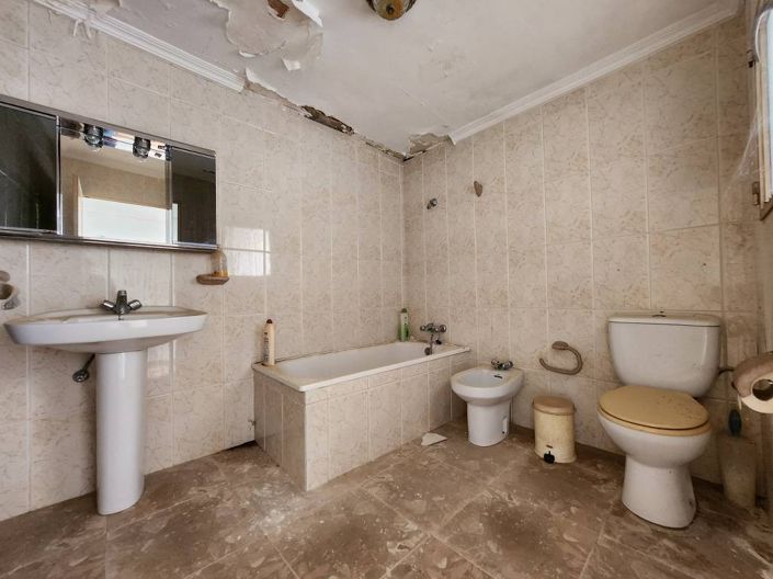 Image No.20-5 Bed Townhouse for sale