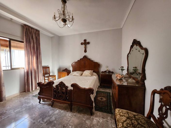 Image No.12-5 Bed Townhouse for sale