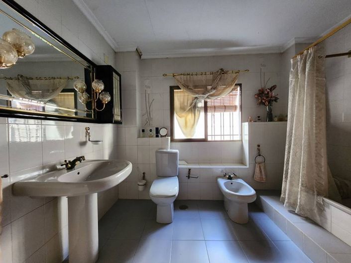 Image No.21-5 Bed Townhouse for sale