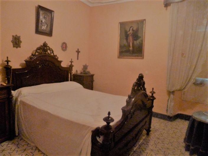 Image No.17-6 Bed Townhouse for sale