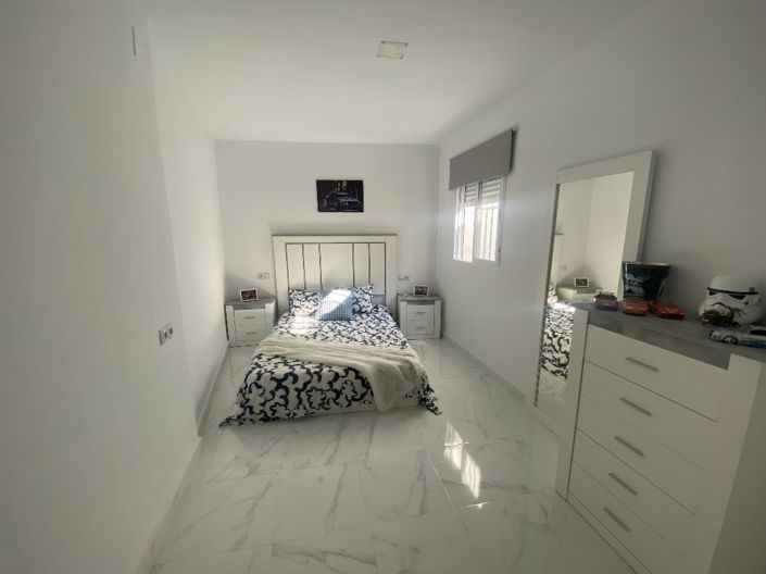 Image No.12-3 Bed Property for sale