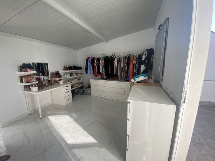 Image No.18-3 Bed Property for sale