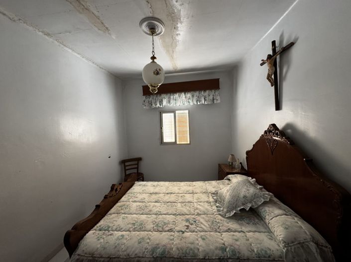 Image No.10-2 Bed Property for sale