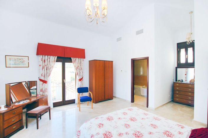 Image No.10-5 Bed Property for sale