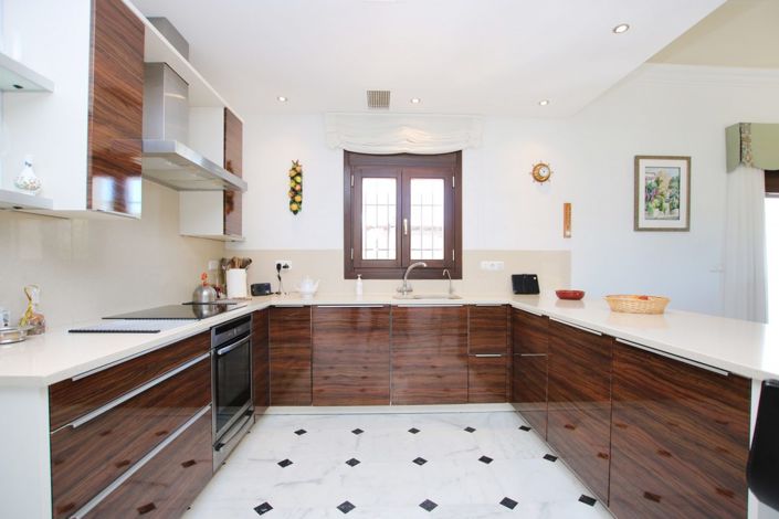 Image No.12-5 Bed Property for sale