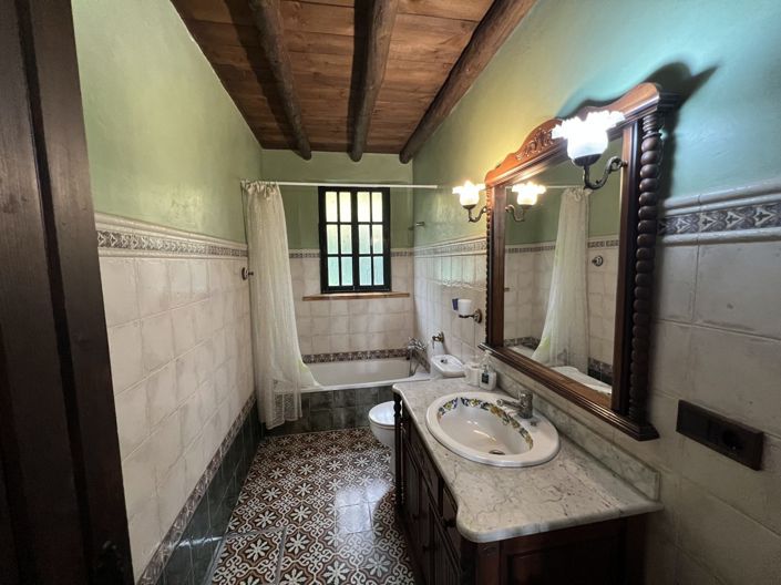 Image No.12-4 Bed Property for sale