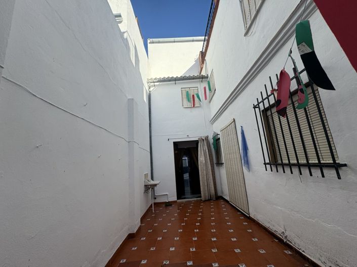 Image No.11-6 Bed Townhouse for sale