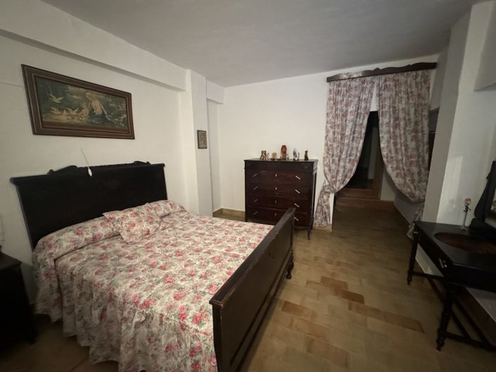 Image No.16-6 Bed Townhouse for sale