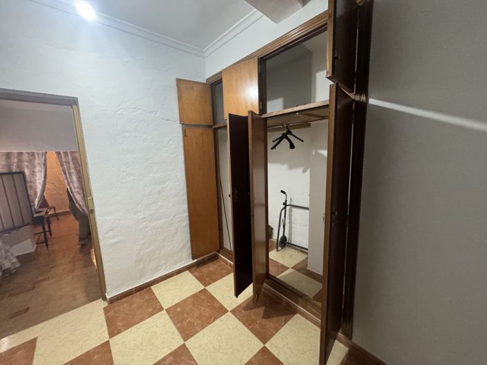 Image No.18-6 Bed Townhouse for sale