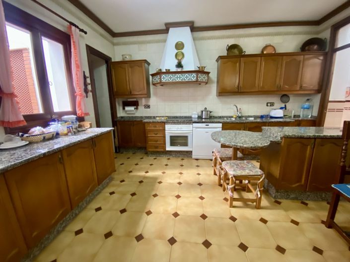 Image No.13-7 Bed Property for sale