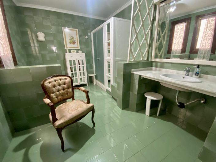 Image No.50-7 Bed Property for sale