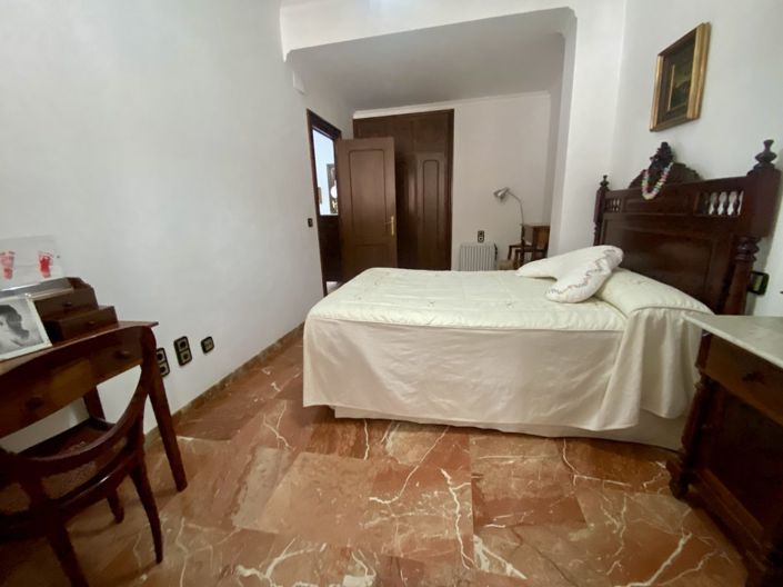 Image No.52-7 Bed Property for sale