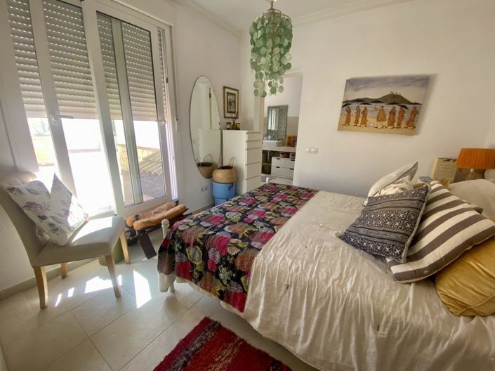 Image No.12-2 Bed Property for sale