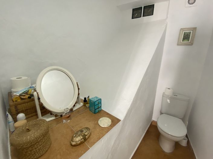 Image No.17-2 Bed Property for sale