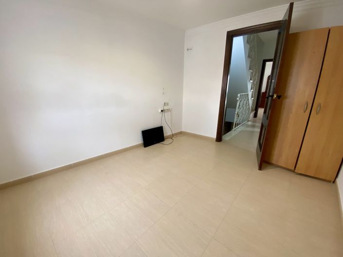 Image No.17-3 Bed Property for sale