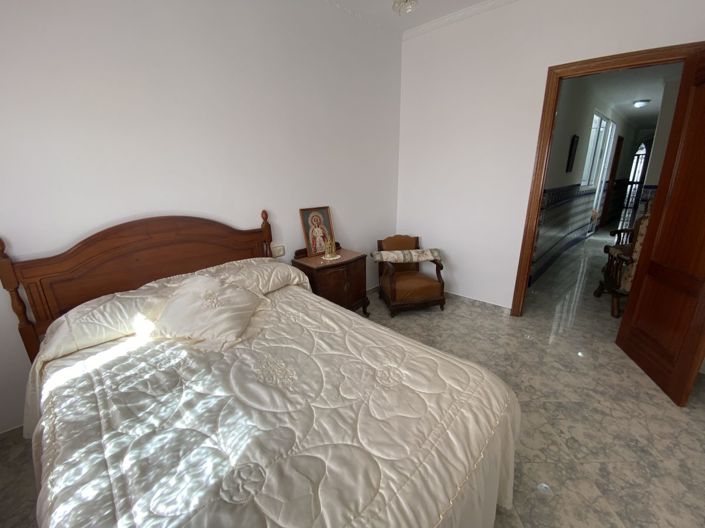 Image No.23-4 Bed Townhouse for sale