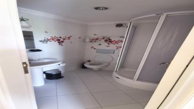 4--Family-Bathroom--2-