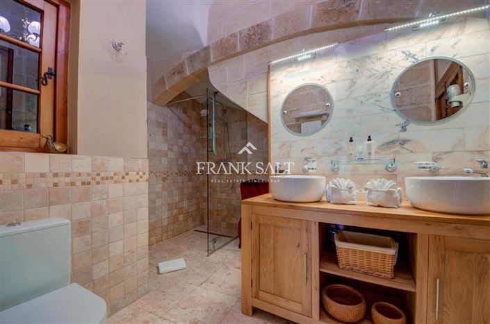 Image No.16-5 Bed Farmhouse for sale