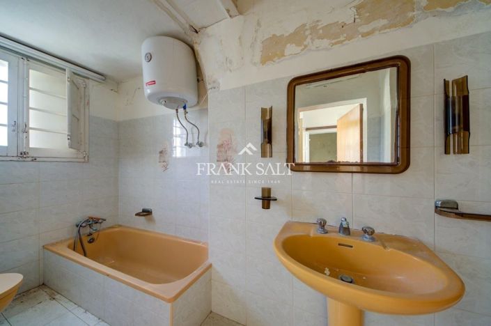 Image No.19-3 Bed Farmhouse for sale