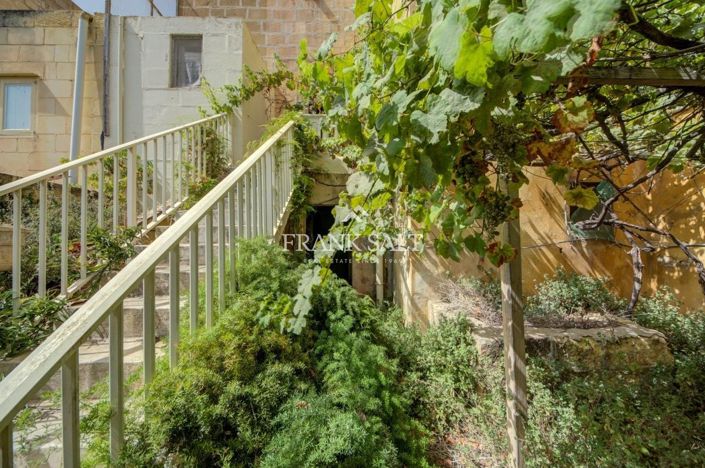 Image No.23-3 Bed Farmhouse for sale