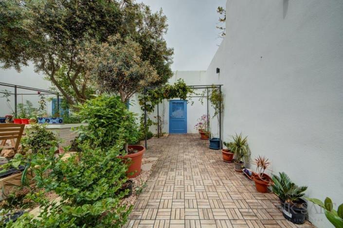 Image No.1-6 Bed Townhouse for sale