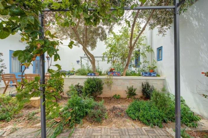 Image No.2-6 Bed Townhouse for sale