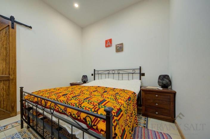 Image No.9-6 Bed Townhouse for sale