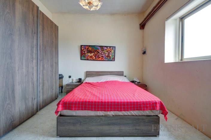 Image No.12-6 Bed Townhouse for sale