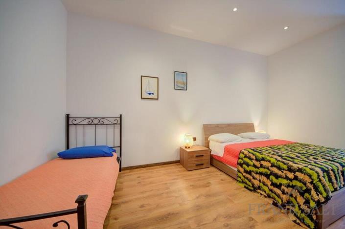 Image No.14-6 Bed Townhouse for sale