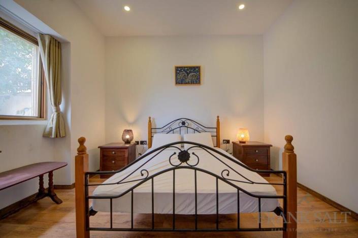 Image No.15-6 Bed Townhouse for sale